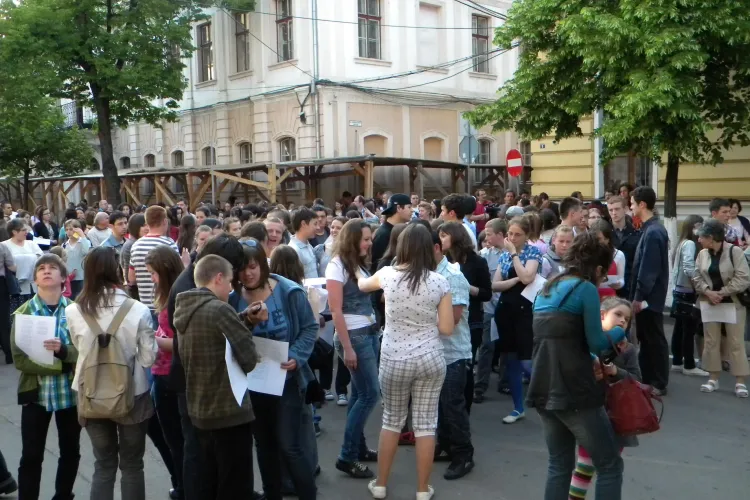 Maghiarii au recitat poeziile lui Dsida Jeno in centrul Clujului! VIDEO si FOTO