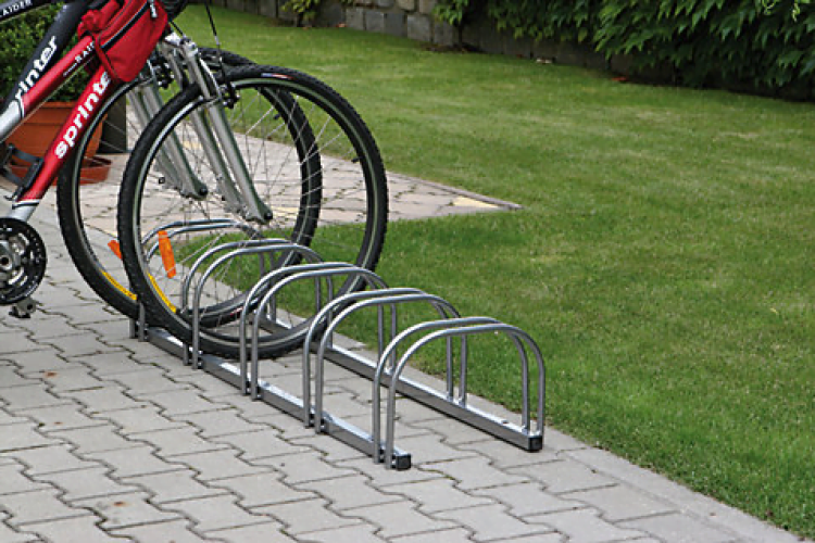 Clujenii cer amenajarea unor parcări pentru biciclete pe spațiile verzi nefolosite: „Lipsa infrastructurii adecvate nu încurajează transportul sustenabil”