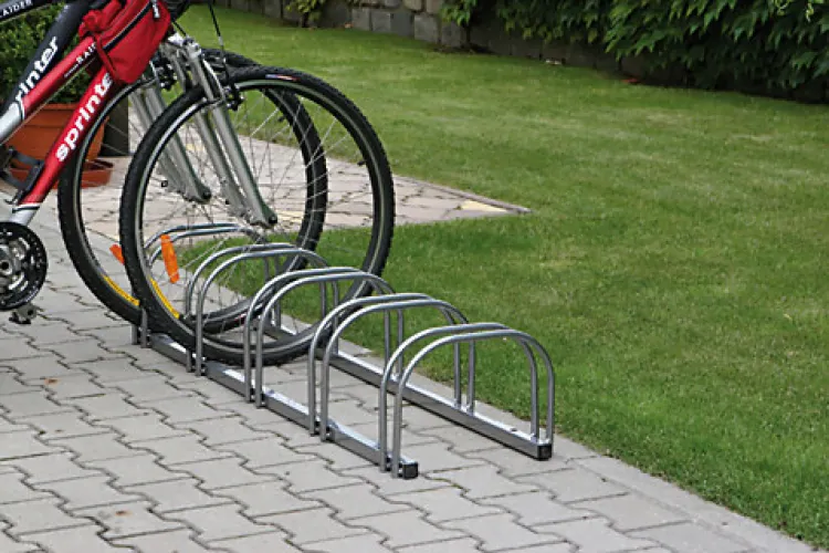 Clujenii cer amenajarea unor parcări pentru biciclete pe spațiile verzi nefolosite: „Lipsa infrastructurii adecvate nu încurajează transportul sustenabil”