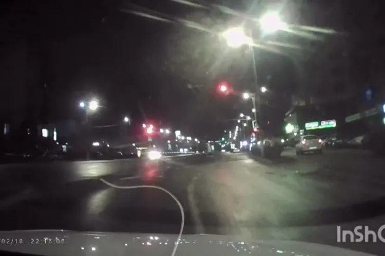 ”A câștigat câteva secunde, dar a arătat că el e cocalar” - Aparent, această schemă e folosită de unii șoferi în Mărăști pentru a nu sta la stop - VIDEO