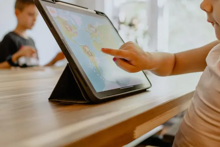 Echipamente digitale didactice din bani europeni, în școlile speciale clujene. Investiția se ridică la peste 1,6 milioane de lei