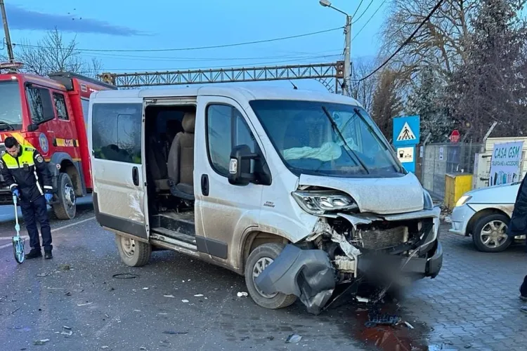   Accident între Turda și Câmpia Turzii. Un bărbat a rămas încarcerat în urma impactului - FOTO 