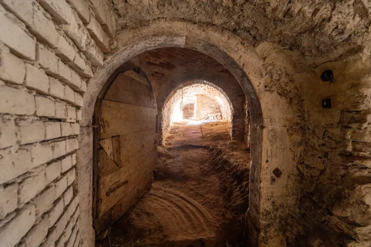 Imagini cu catacombele de la Casa Aurarului din Cluj-Napoca! Imobilul se vinde cu o avere, dar are dezavantaje - FOTO