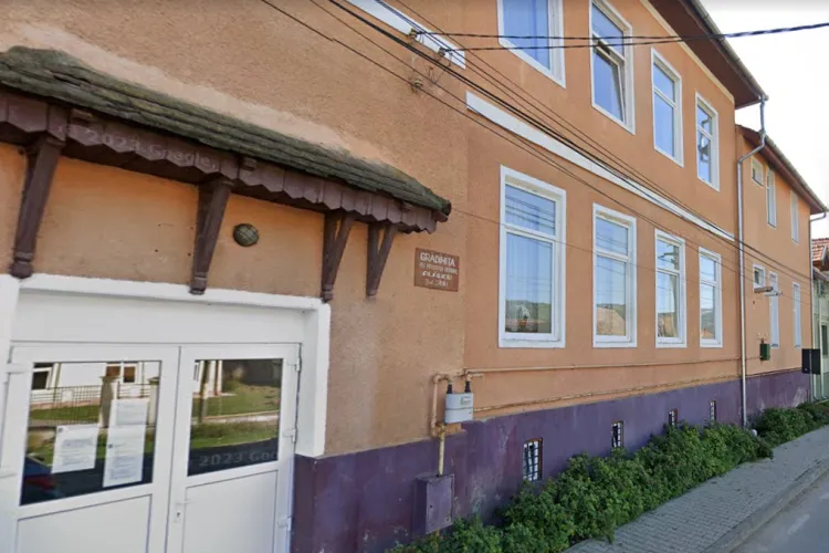 Incident grav la o școală gimnazială! Patru elevi au fost transportați de urgență la spital după ce tavanul unei săli de clasă a căzut peste ei