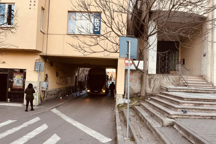 Camion blocat într-un gang din Piața Cipariu. Manevra anului! - FOTO