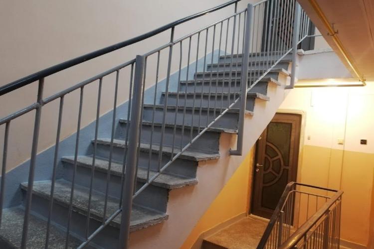 Scandal între vecini în Mănăștur: „A amenajat pe casa scării loc de așteptare și fumat pentru salonul de frizerie”