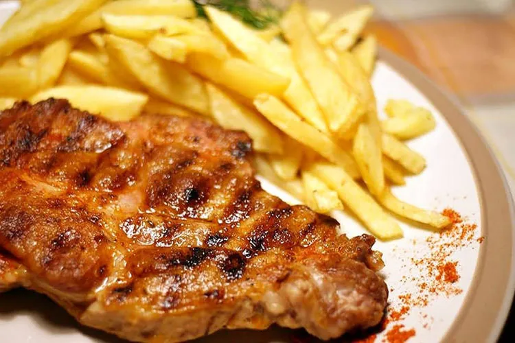 O nutriționistă cunoscută spune că asocierea friptură cu cartofi prăjiţi este ”lucrul cel mai sănătos şi echilibrat”