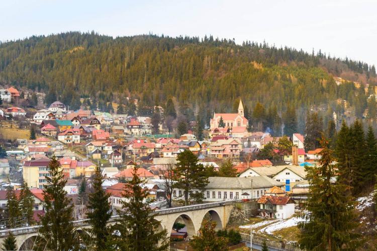 O stațiune turistică din Transilvania a introdus ,,taxa de promovare”. Cât trebuie să achite în plus cei care doresc să se cazeze 