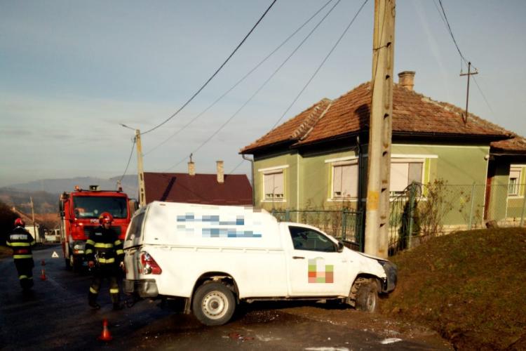 Accident în Aghireșu, Cluj! Un șofer a ajuns cu mașina într-un stâlp - FOTO