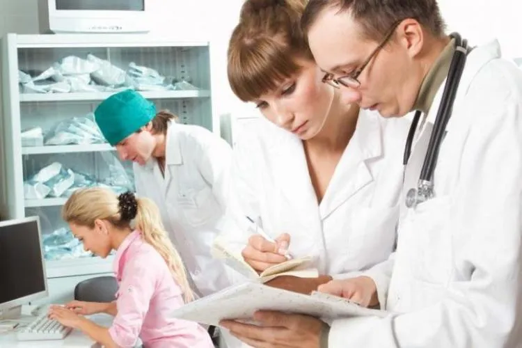 Italieni, prinși cu diplome false de asistenți medicali, obținute în România. Străinii nu știau nici măcar limba română