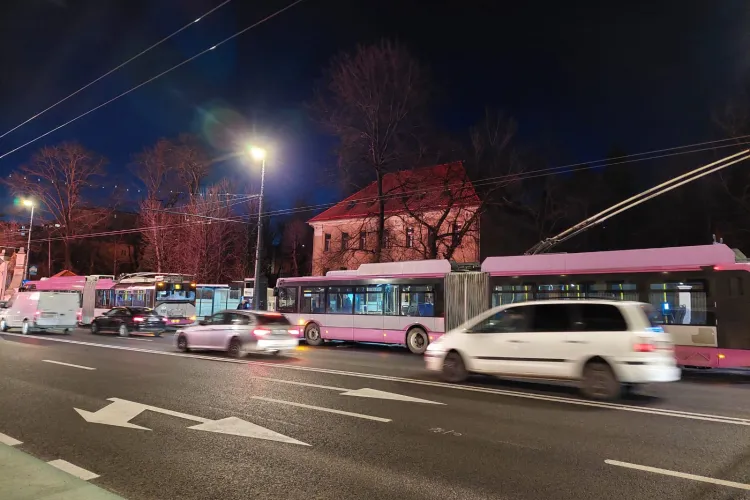 Cluj - Două troleibuze noi s-au ciocnit față / spate în zona Platinia, pe Calea Mănăștur, aproape de USAMV - VIDEO și FOTO