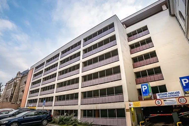 Clujenii care locuiesc pe străzile centrale, revoltați de reducerea locurilor de parcare: Oferiți respect tuturor cetățenilor, nu doar tăiați facilități