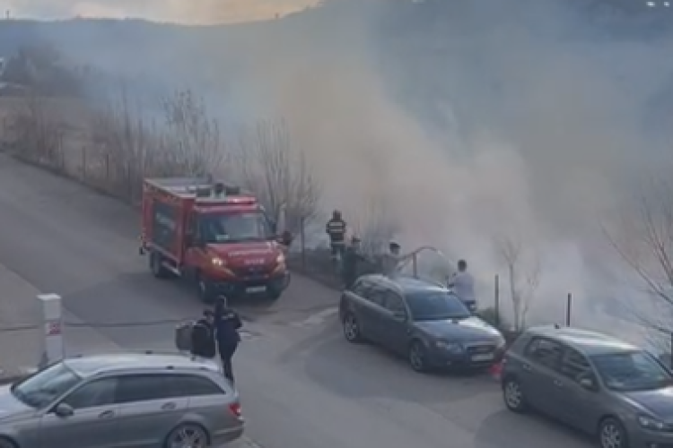 Incendiu în Bună Ziua! Locatarii au încercat să stingă singuri focul - VIDEO 