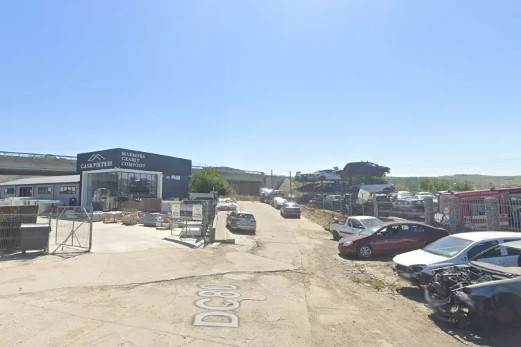 Scandal în Dezmir! Casa Pietrei, acuzată de localnici că a blocat abuziv accesul între sat și drumul național, peste calea ferată - FOTO