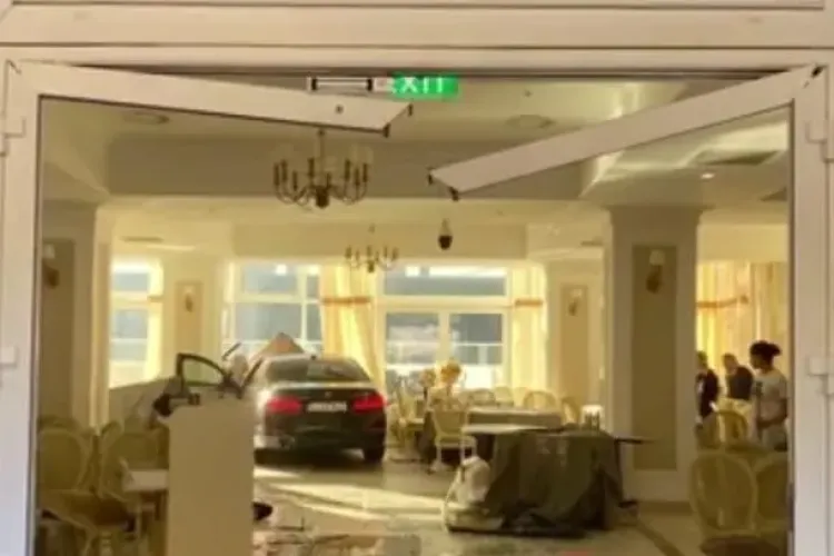 Un BMW de Cluj a intrat într-un restaurant din Băile Herculane și a distrus totul în cale. Cum s-a produs totul - VIDEO