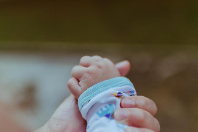 Situație halucinantă într-o maternitate! O mămică a fost trimisă acasă cu bebelușul altei femei