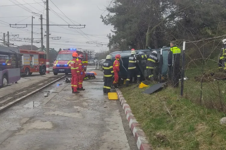 O mașină a căzut de pe podul din Mărăști! Șoferul a ajuns cu mașina în apropierea depoului de troleibuze
