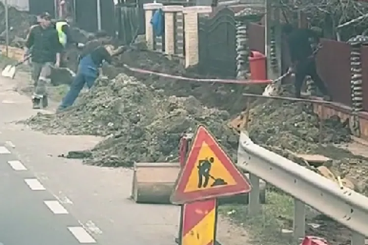 Doreii au comis-o din nou! Au inventat o tehnică de săpat șanțuri în tandem: ”Nu contează ce lucrezi important e să fi obosit seara” - VIDEO