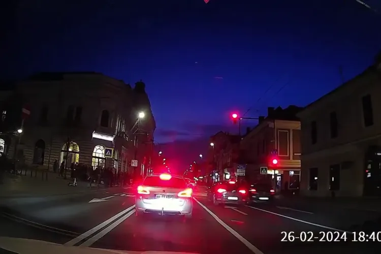 A trecut cu ”tigaia” cu 100 km/h pe roșu! Incident din centrul Clujului, pentru care șoferul trebuie să depună permisul - VIDEO