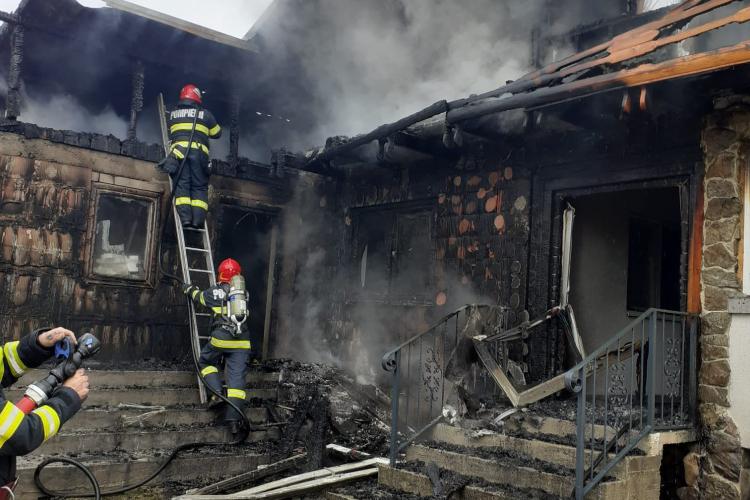 Incendiu în localitatea Mănășturu Românesc! Pompierii s-au luptat cu flăcările timp de două ore 