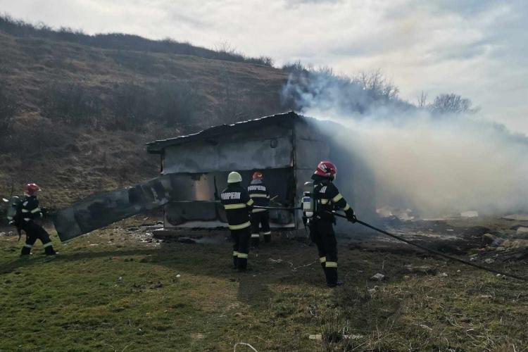 A luat foc o locuință improvizată într-o localitate din Cluj! Intervin pompierii