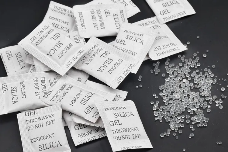 Pliculețele pe care le aruncați! Săculețele cu biluțe de dioxid de siliciu, aparent banale, pot fi folosite în moduri surprinzătoare