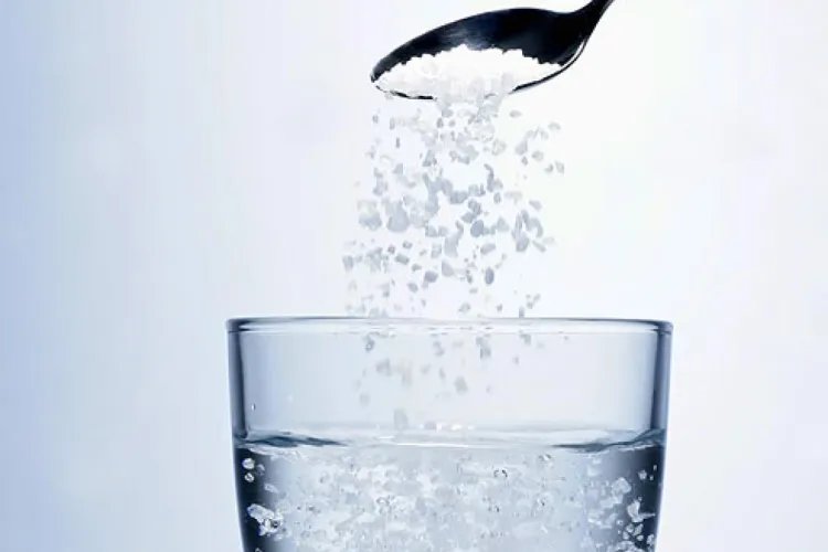 Apă cu sare dimineața pe stomacul gol! Este un ajutor incredibil pentru eliminarea toxinelor