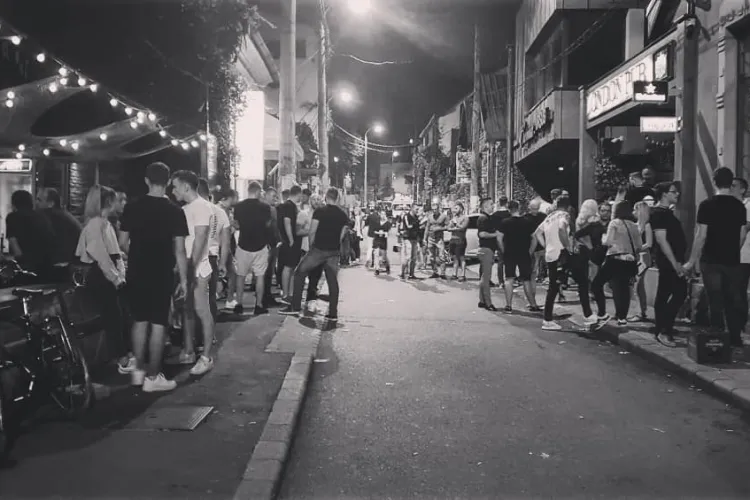 Încă un scandal monstru pe Piezișă! Polițiștii, ajunși la limita răbdării din cauza conflictelor de pe „strada cu chefuri”: „Nu consumați alcool excesiv”