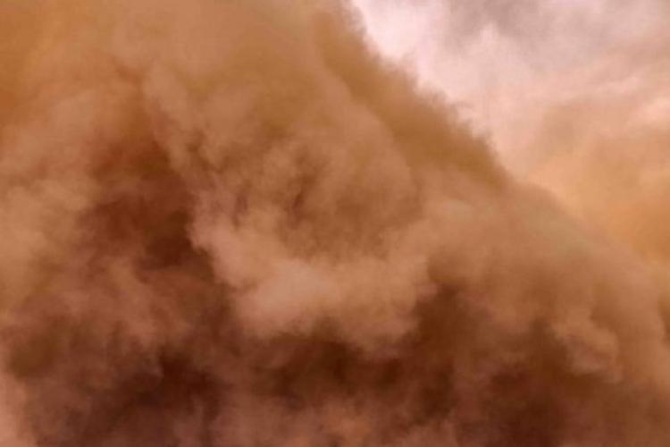 Un val de praf saharian va traversa România!  Poluarea cu particule poate fi foarte mare