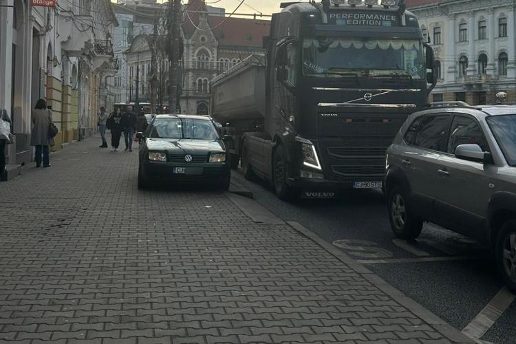 Parcare de parcare la Cluj! Oare șoferii sunt atât de disperați că nu sunt locuri de parcare? - FOTO