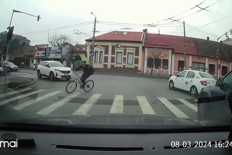 Biciclist kamikaze și un taximetrist care s-a crezut mai șmecher ca restul. Filmare dintr-o intersecție nebună a Clujului - VIDEO