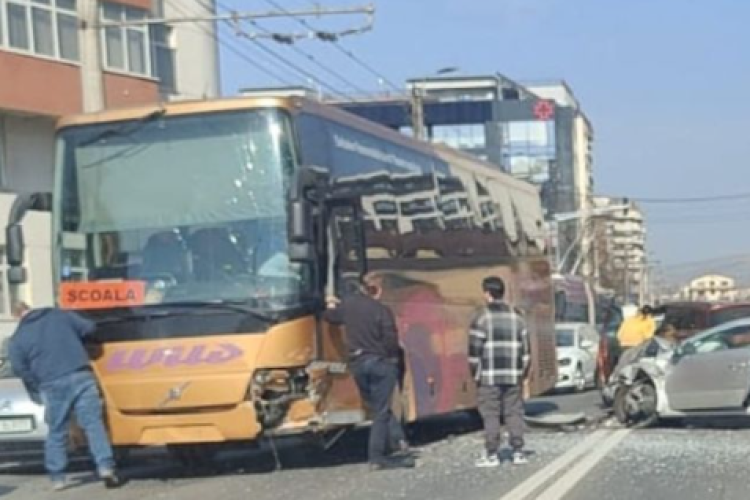 Accident pe strada Teodor Mihali din Cluj-Napoca! Au fost implicate două mașini, o autoutilitară și un autobuz
