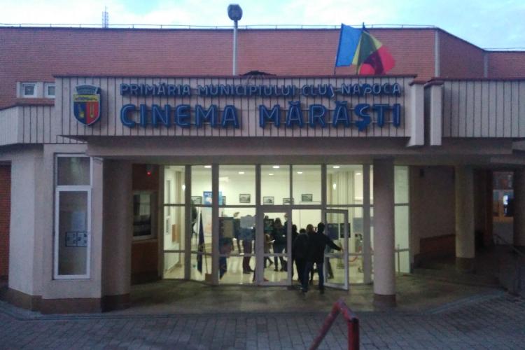 Clujul civilizat. Spațiul de sub scările de acces de la Cinema Mărăști, folosit pe post de WC: „Neplăcut să-i privim de la blocurile alăturate”