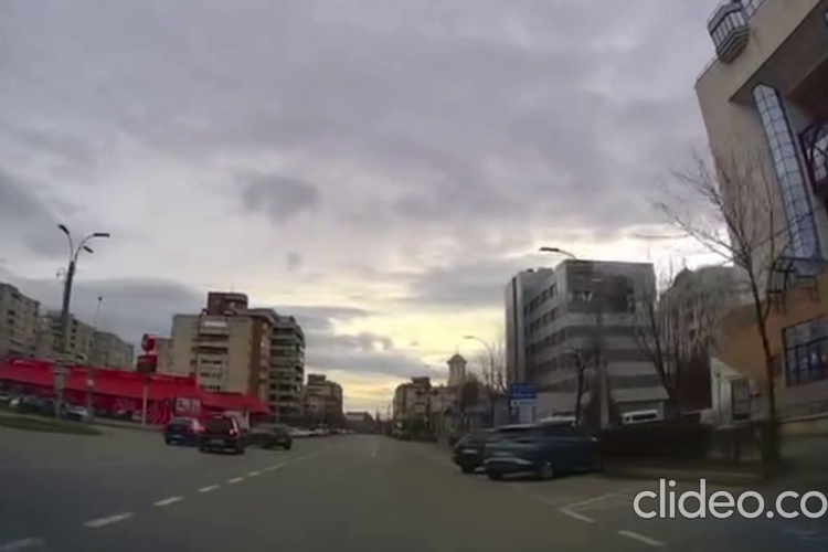 Tanda cu Manda s-au întâlnit pe o stradă din Cluj-Napoca și s-au tamponat, dimineața cu trafic zero - VIDEO