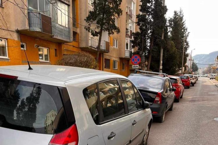 Maşini vandalizate pe o stradă din Cluj-Napoca: „Plină lumea de proști. Dacă aveți mașinile parcate, mergeți până la ele” - FOTO