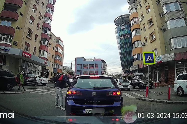 Cluj: E căutat tânărul din FILMARE, care i-a distrus oglinda unui șofer: ”Mergi cu imaginile la poliție!” - VIDEO