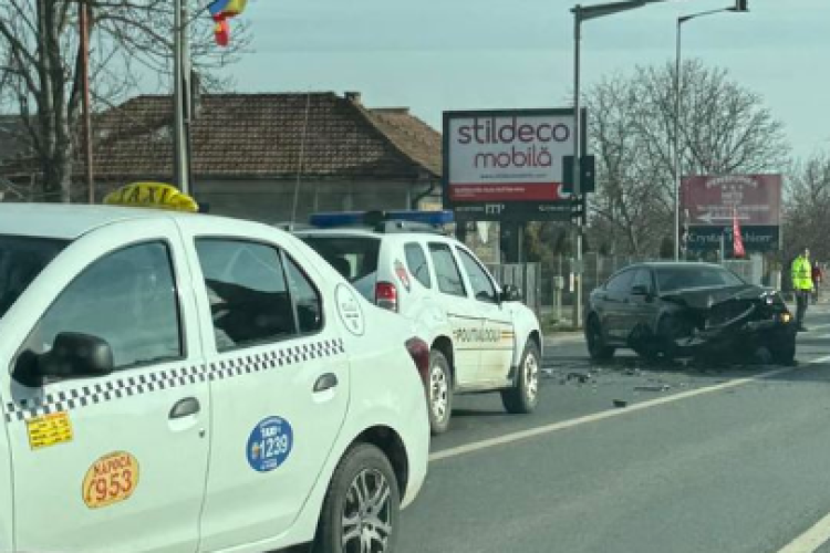 Accident de circulație la ieșire din Cluj. O mașină s-a făcut praf
