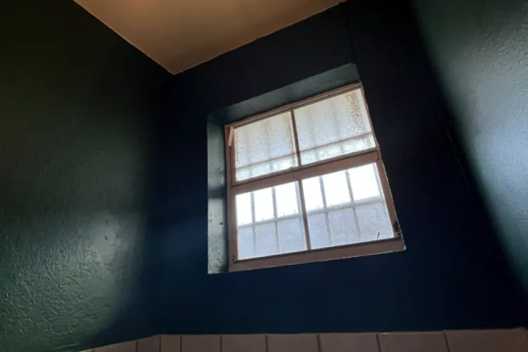 Spargere ca în filme! Un bărbat s-a strecurat pe geamul de la baie al unui bar, a furat tot ce i-a căzut în mână și a fugit și cu seiful