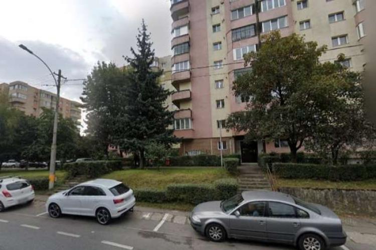 Mesaje savuroase la un bloc din Cluj! Cum se amenință vecinii cu slujbe: „Care ai luat ghiveciul, să-l aduci înapoi” - FOTO