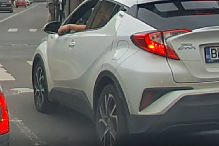 ,,La Oradea au pasaje dar nu și tomberoane sau măcar bun simț”- Bihorean surprins în timp ce aruncă gunoaie pe geam în traficul din Cluj-VIDEO