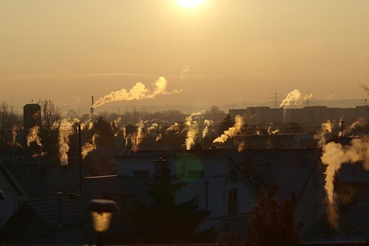 ,,Nu mai putem respira, nu putem aerisi, parcă suntem lângă un crematoriu”- Clujeni exasperați de fumul produs de soba vecinilor 