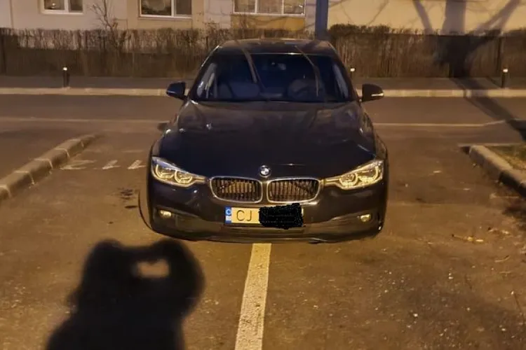  ,,Nesimțirea și nerușinarea sunt la cote maxime!”- Un clujean a reușit ,,performanța” de a parca pe două locuri cu abonament dintr-un foc