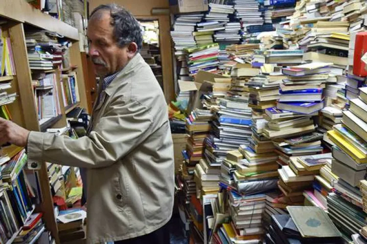 Un scriitor ardelean a fost reclamat că are prea multe cărți în casă: Riscă să se dărâme blocul