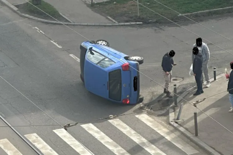 Un șofer s-a răsturnat cu mașina pe Bulevardul Muncii! Ar fi încercat să evite un pieton care traversa neregulamentar