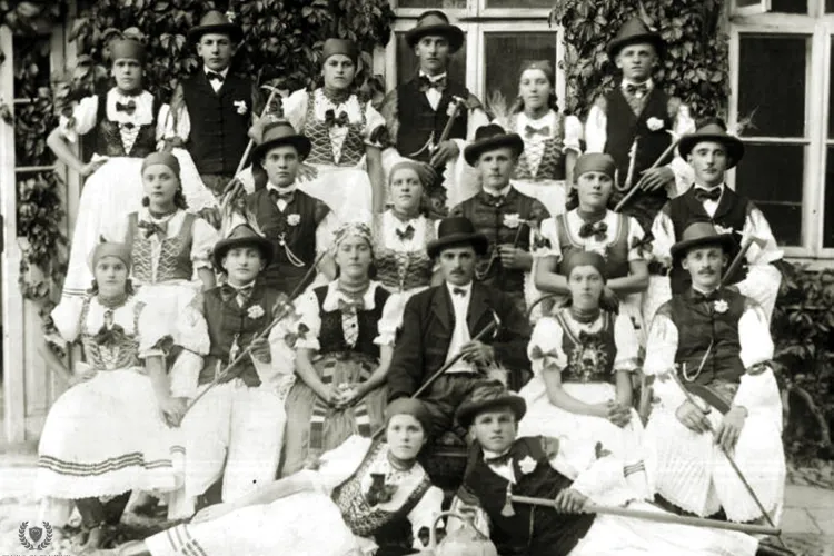 Fotografie document cu hoștezenii clujeni, la Balul Recoltei. Pe atunci produsele clujene erau chiar din Cluj