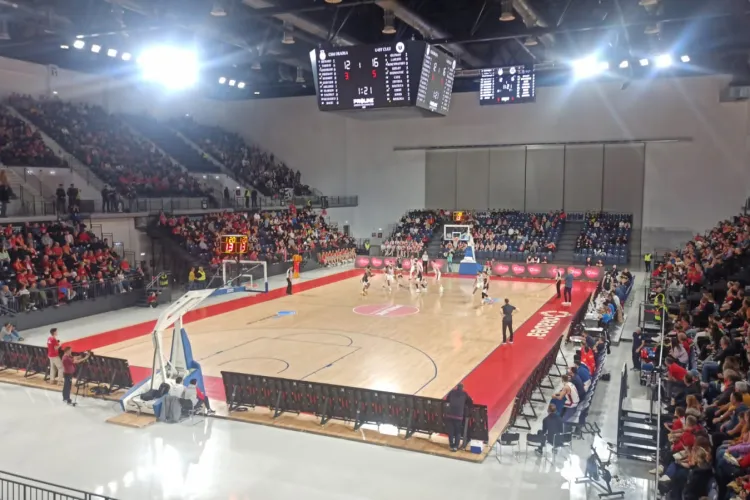 Baschetbaliștii U-BT rămân neînvinși în acest sezon! Clujenii au câştigat derby-ul cu CSM CSU Oradea