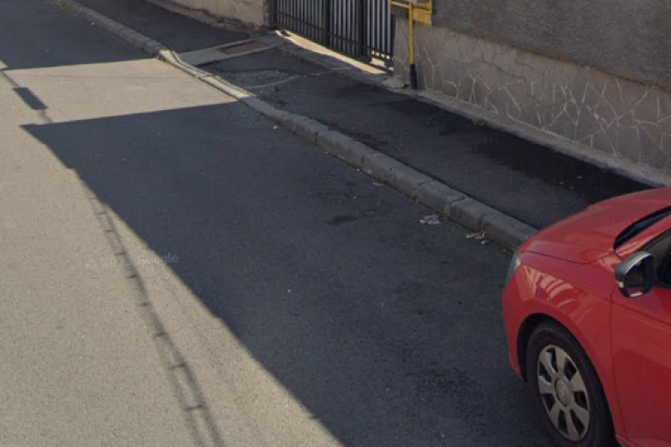 Un clujean era să își rupă glezna în Gruia, din cauza unei gropi de pe stradă: ,,Lipsește asfaltul de cel puțin 5 ani”