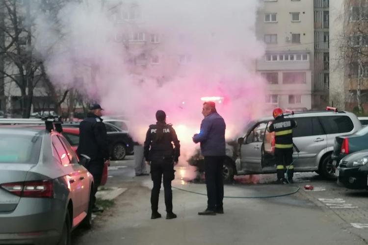 Incendiu pe strada Năsăud din Cluj-Napoca! O mașină a fost cuprinsă de flăcări- FOTO și VIDEO