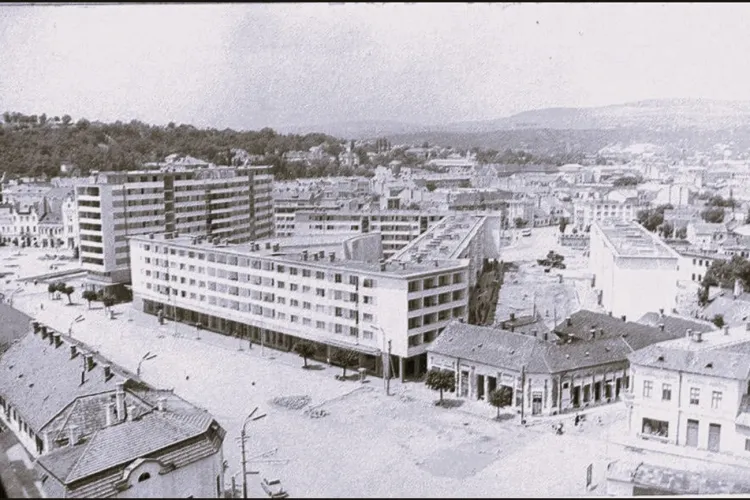 Piața Mihai Viteazul a fost și a rămas sufletul comerțului clujean. Păcat de hidoasa Hală, ”plantată” acolo de comuniști - FOTO