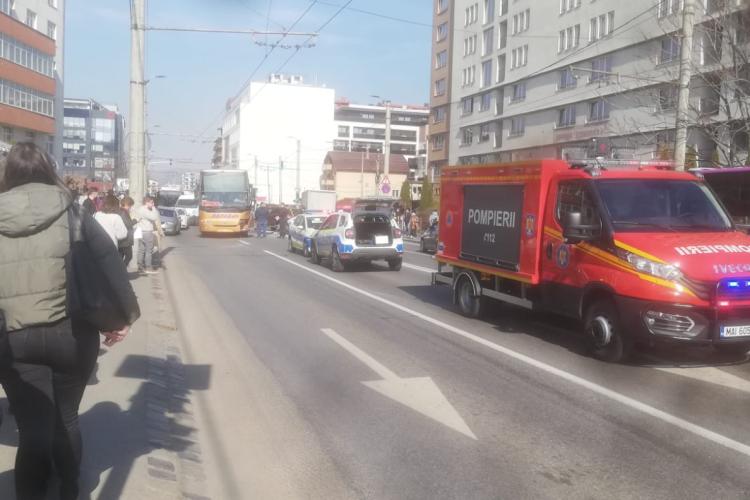 Cum s-a produs accidentul de pe strada Teodor Mihali. O mașină a fost proiectată pe contrasens unde a lovit un autocar
